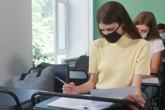 授業を受ける女子大学生