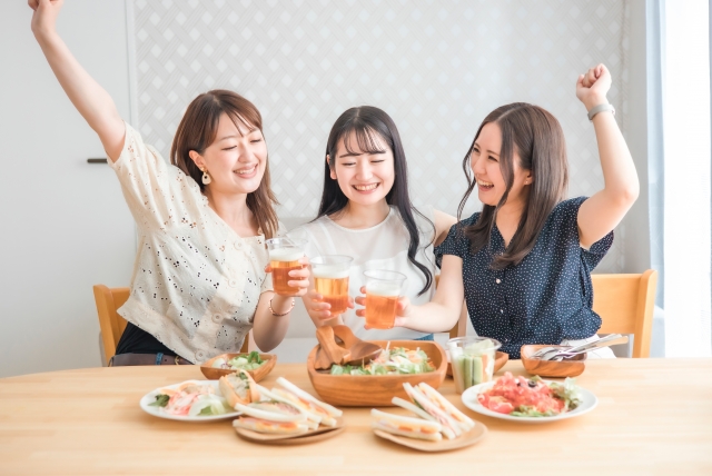 ビールで乾杯する女性