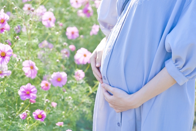 花と臨月の女性