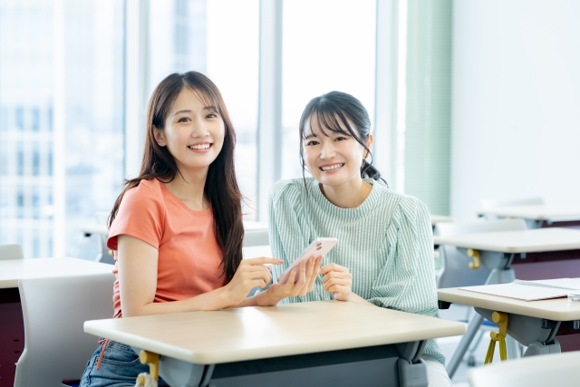 スマホを見る女子大学生