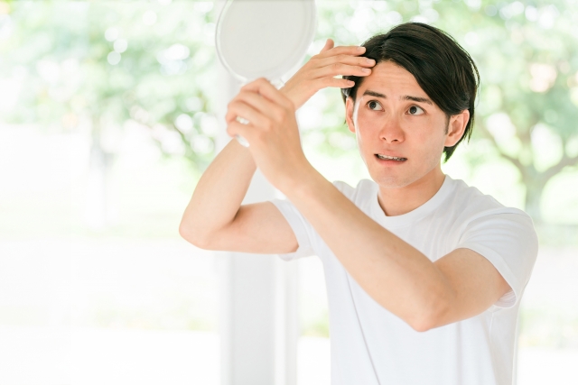 髪の量を気にする男性