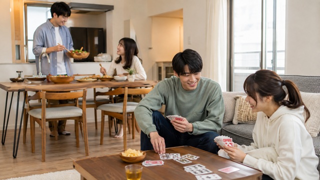貸切宿で料理やゲームを楽しむ大学生