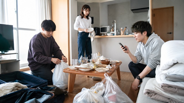 エアビー利用後に部屋を片付ける大学生