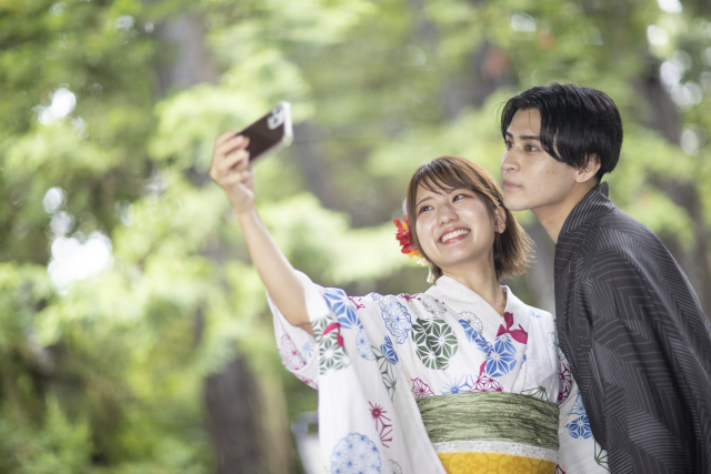 浴衣で撮影するカップル