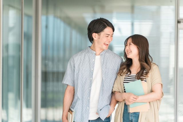 女性と話す男子大学生