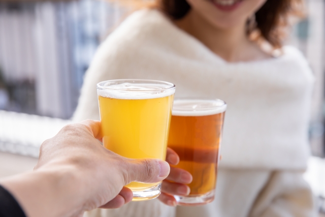大学生の男女が合コンや飲み会で乾杯し出会いのきっかけを作っているイメージ