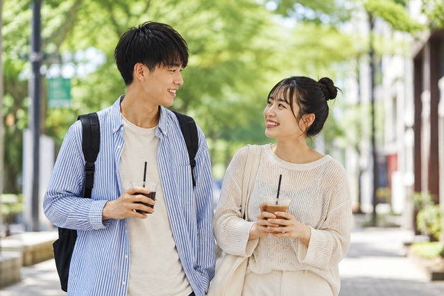 デートを楽しむ大学生カップルの様子